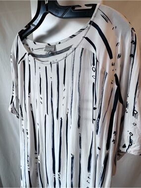 Oliver Bonas Relaxed Scoop Neck Short Sleeve Top in White with Navy Brushstripe